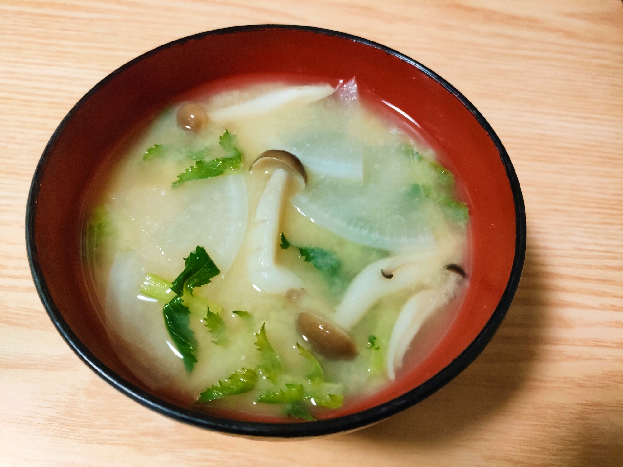 大根としめじと大根葉の味噌汁
