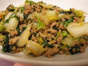 お鍋の材料の残り素材とひき肉の野菜炒め