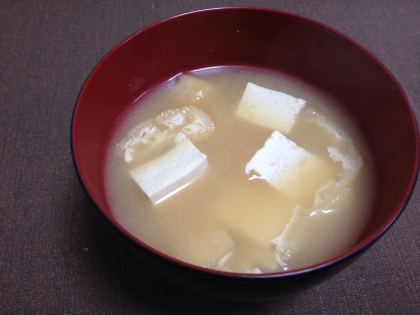 豆腐と油揚げで作りました。
寒い時期にはあっ
たかいお味噌汁が落ち着きますね(*^^*)