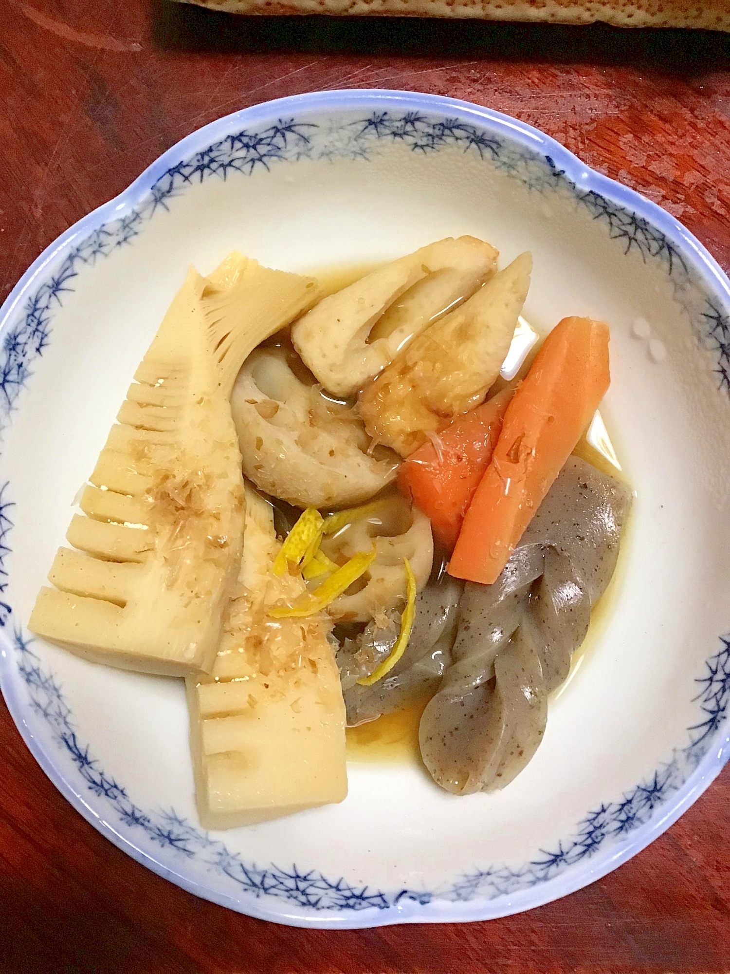 タケノコと蓮根と竹輪と人参とコンニャクの煮物。