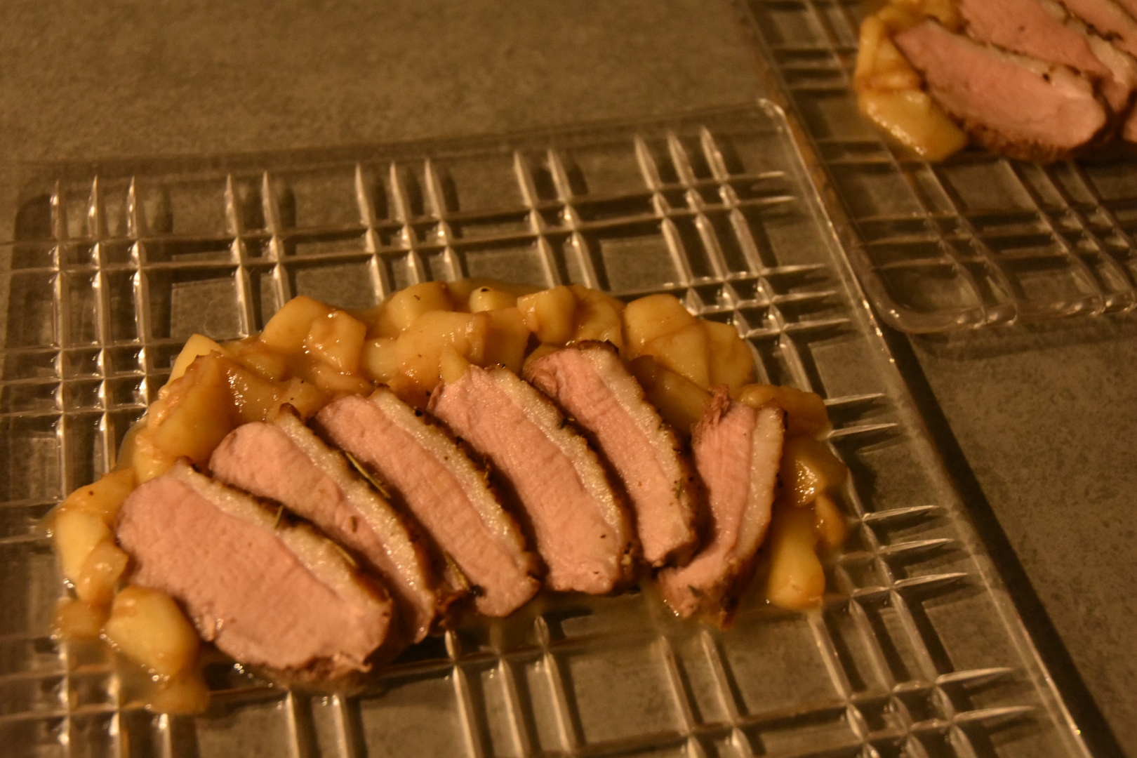 鴨肉ロースト　桃と白ワインのコンポートソース