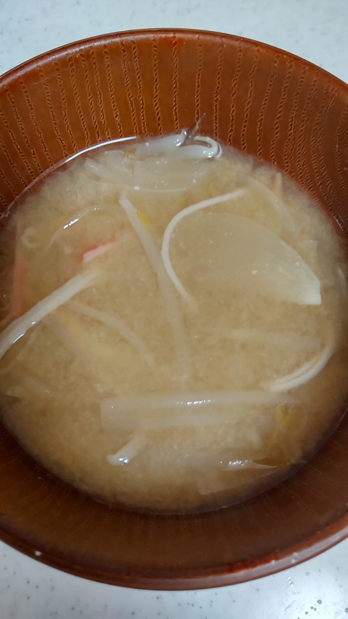 もやしと玉ねぎとカニかまのお味噌汁