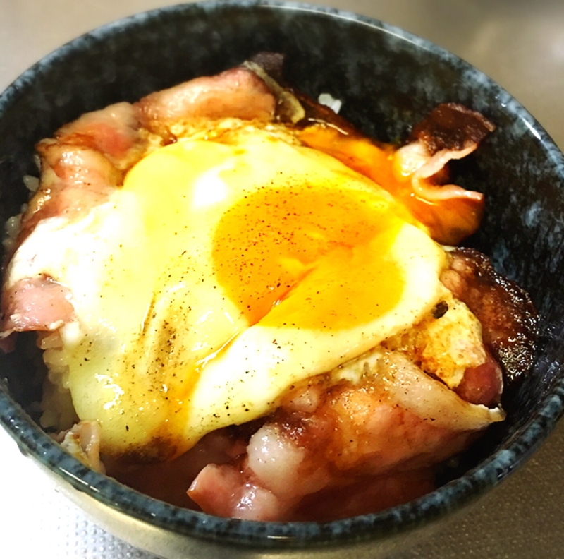 簡単ランチに〜ベーコンエッグ丼