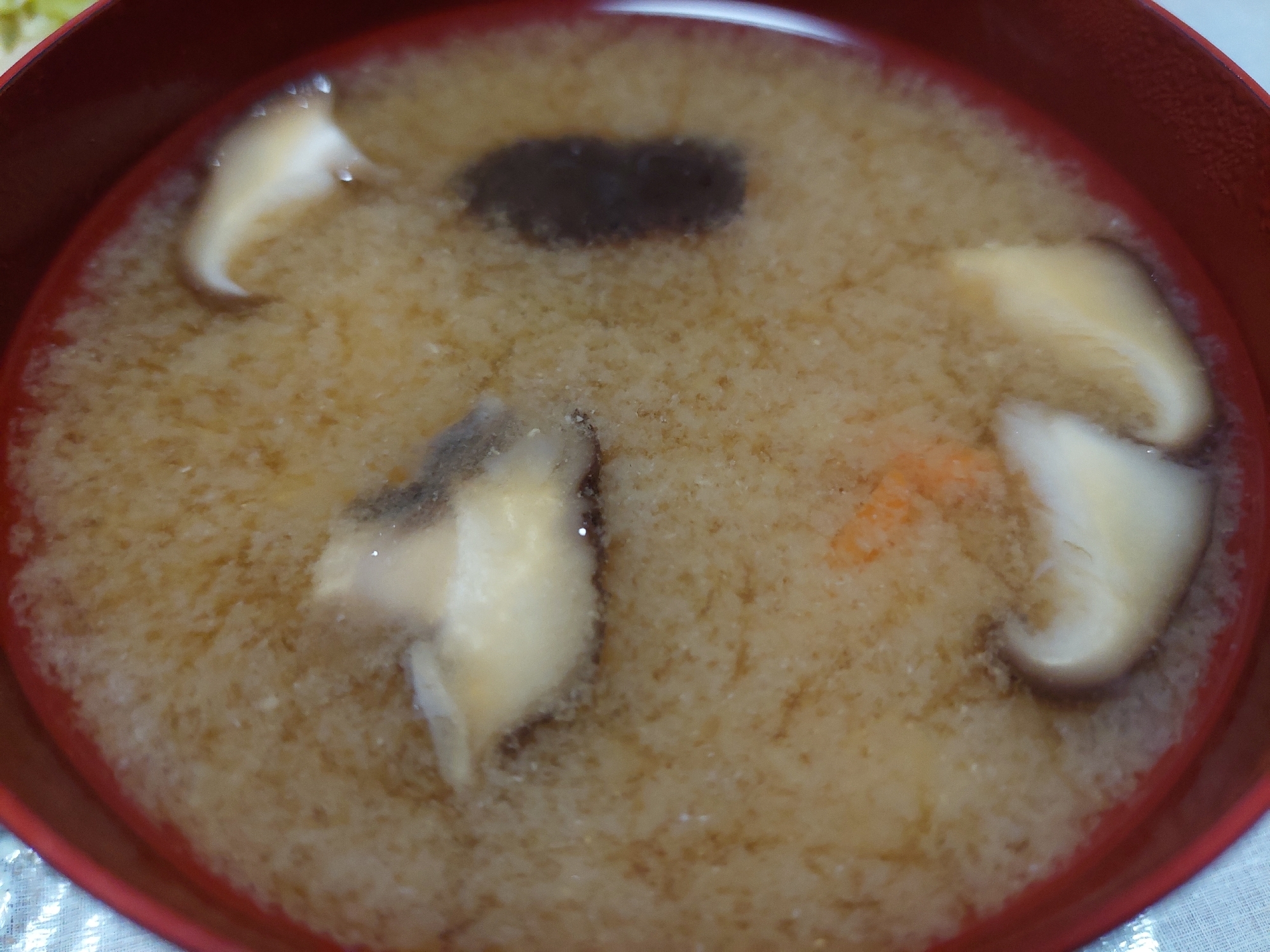 椎茸と人参のお味噌汁