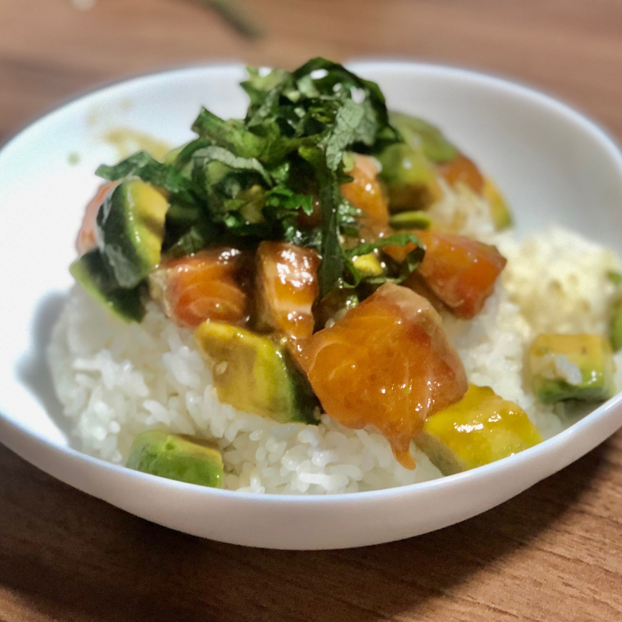 夏の味方！火を使わずに！サーモンアボカドポキ丼★