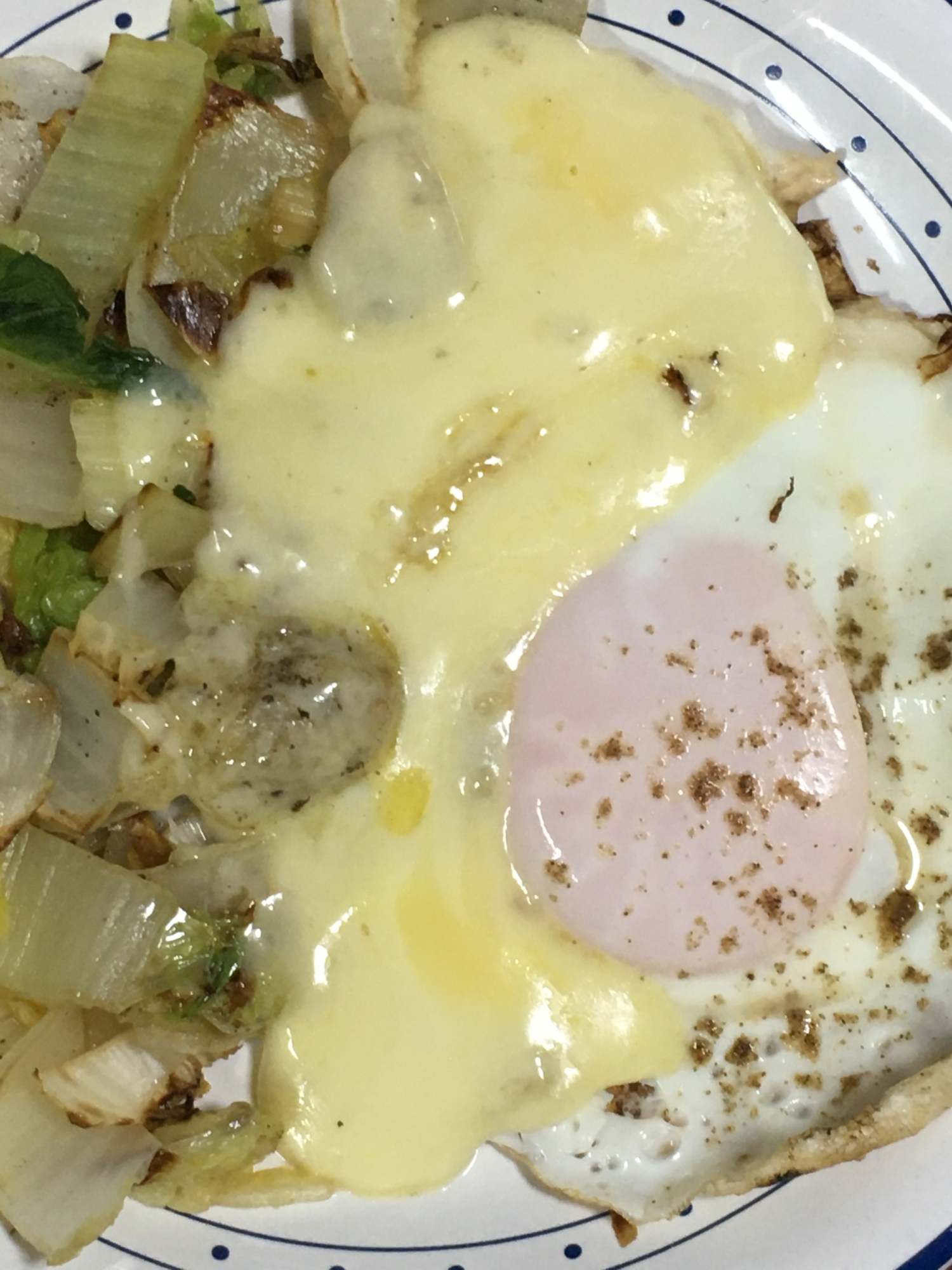 白菜と目玉焼きのチーズがけ