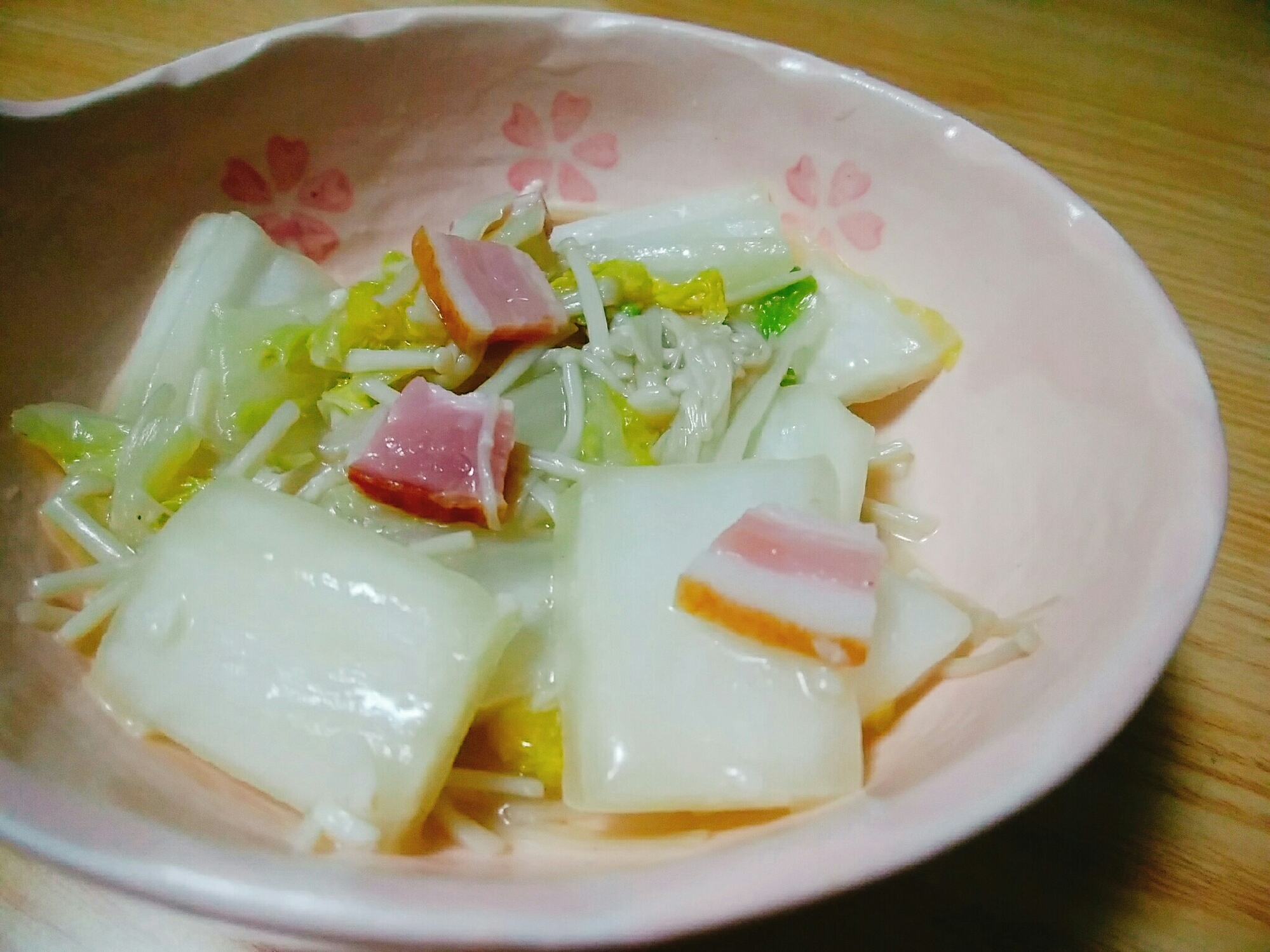 白菜とえのきとベーコンの塩麹炒め