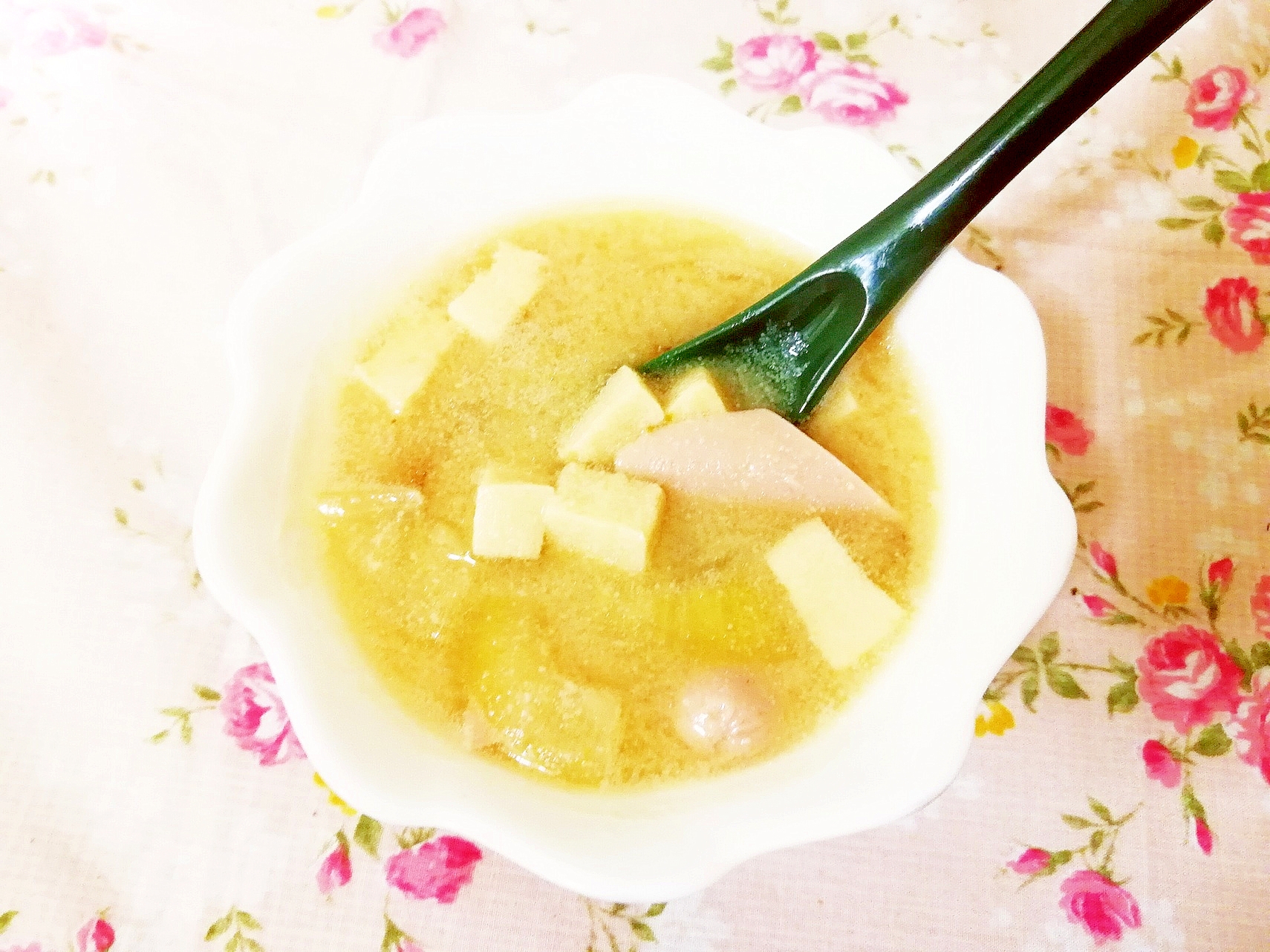 柚子胡椒風味♪玉葱とソーセージの味噌スープ