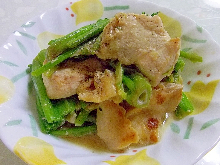 鉄分たっぷり♪鶏胸肉とほうれん草の味噌マヨ炒め