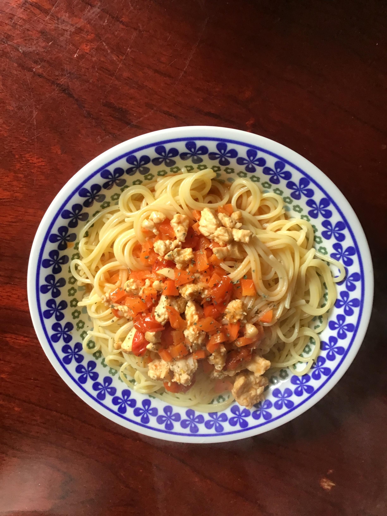 鶏ムネと人参とミニトマトのミートソース風パスタ。