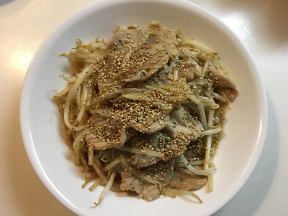 エバラ具だくさん焼き肉のたれで、豚もやし炒め。