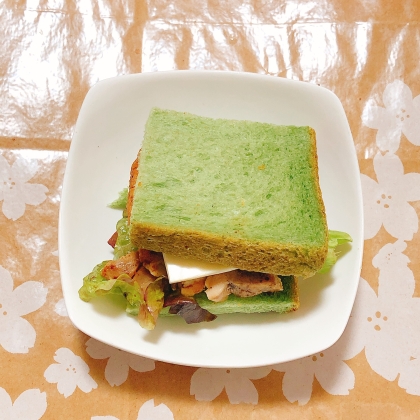 サラダチキンとチーズの全粒粉ベーグルサンドꕤ୭*