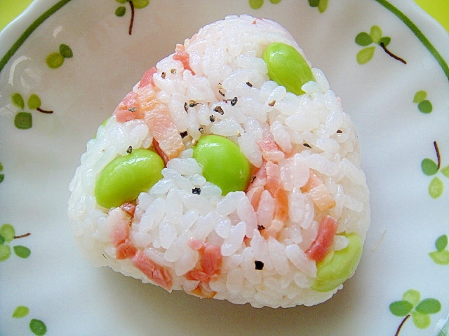 枝豆とベーコンのペッパーおにぎり