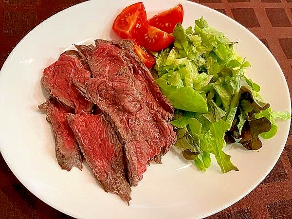 野菜もしっかり摂れるローストビーフサラダ