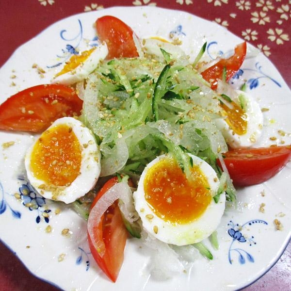 卵キュウリトマト玉ねぎのシンプルゴマレモンサラダ
