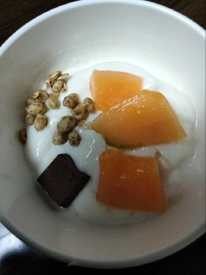 メロンとグラノーラとチョコのヨーグルト