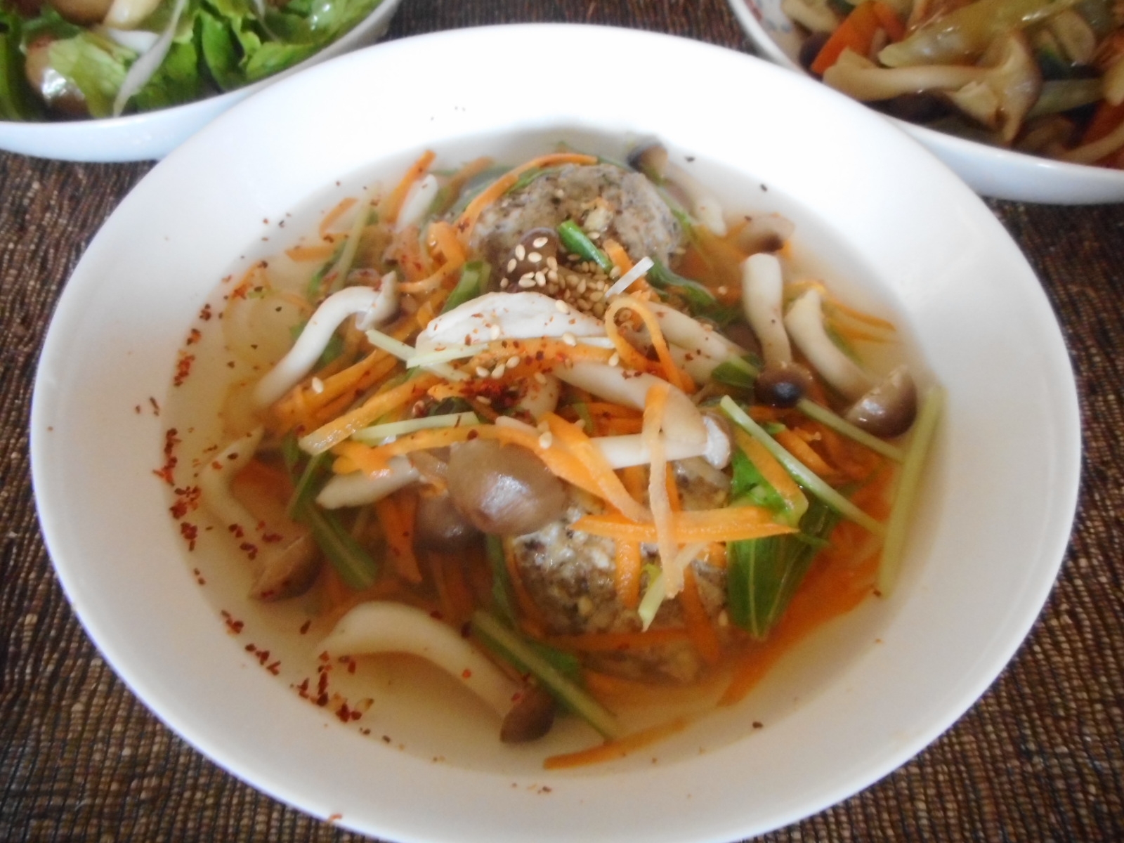 肉団子と水菜とニンジンのアジアンスープ