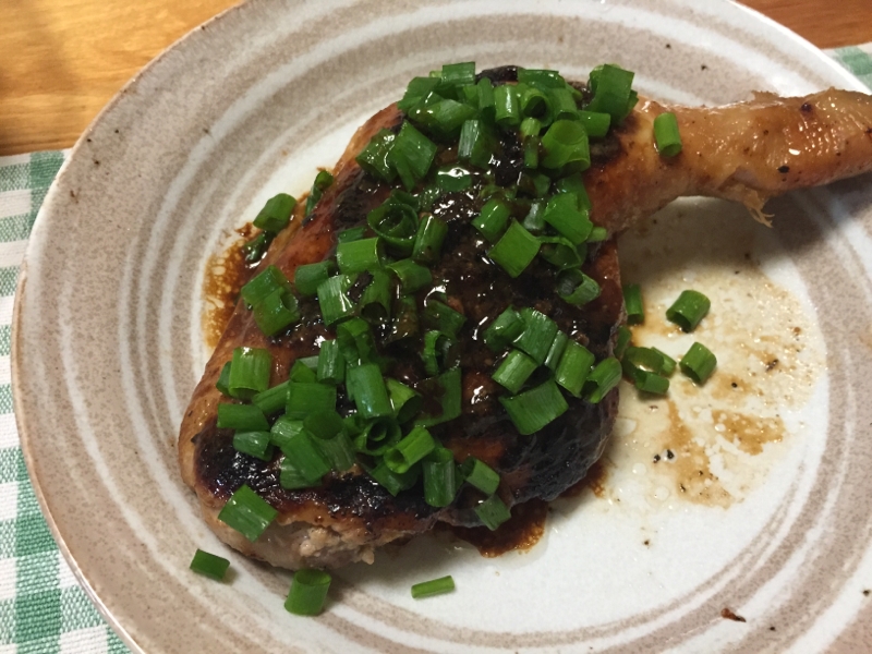 骨つきもも肉の味噌焼きネギのっけ