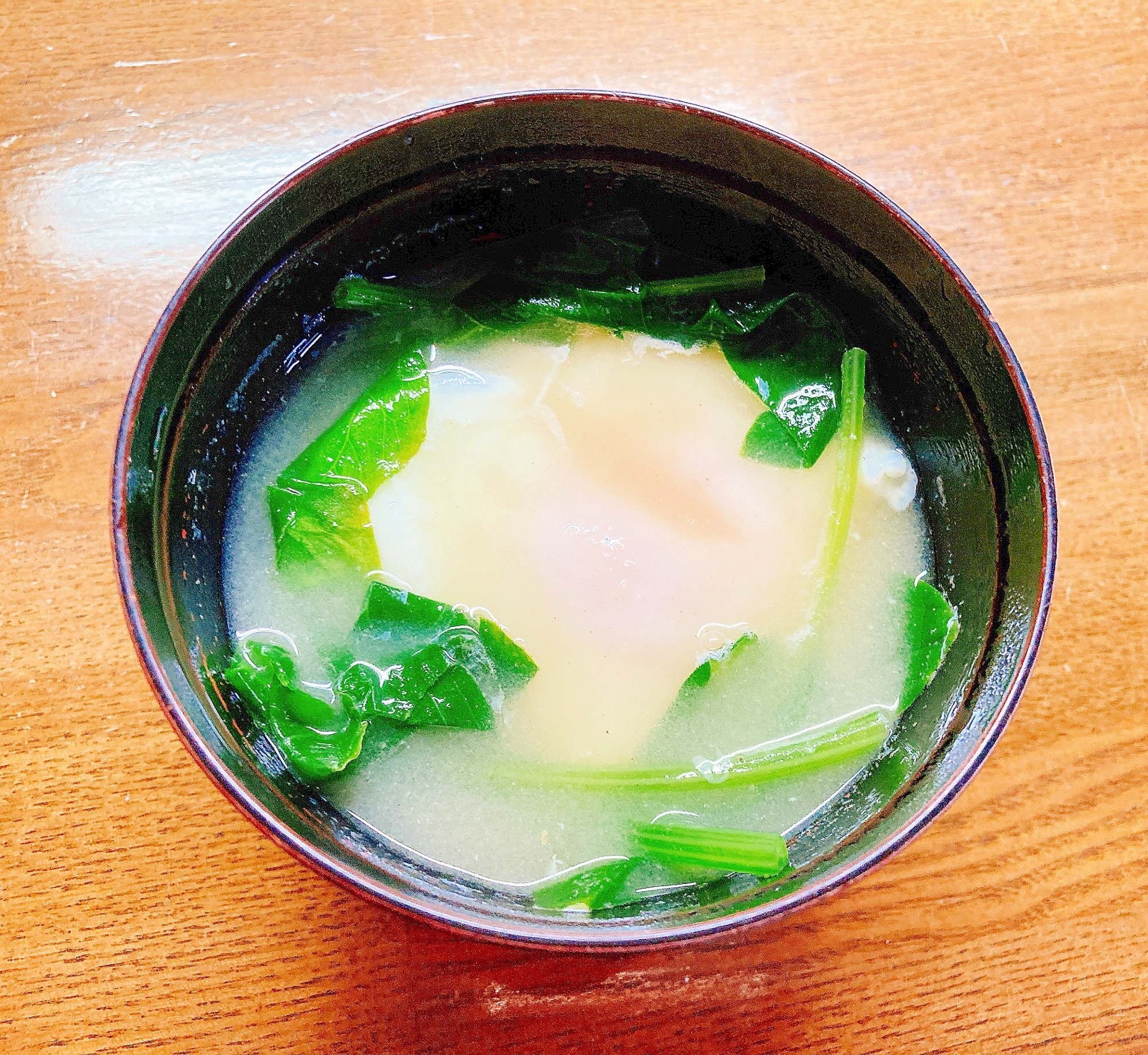 ほうれん草と落とし卵の味噌汁