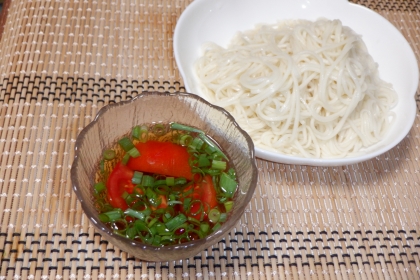 トマトだれのつけそうめん