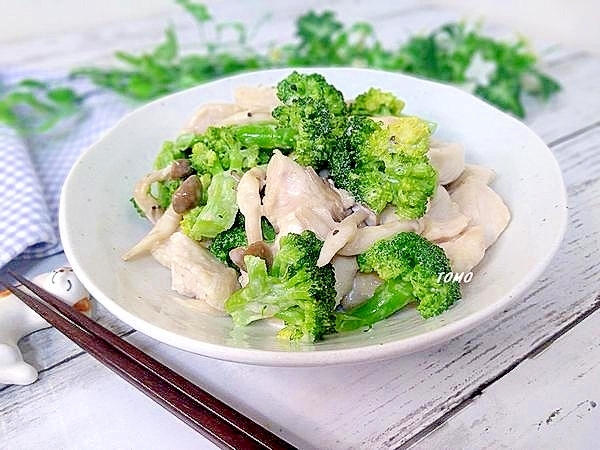 鶏胸肉とブロッコリーの柚子胡椒マヨ炒め