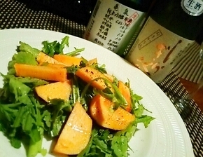 日本酒にワインに、柿と春菊のサラダ