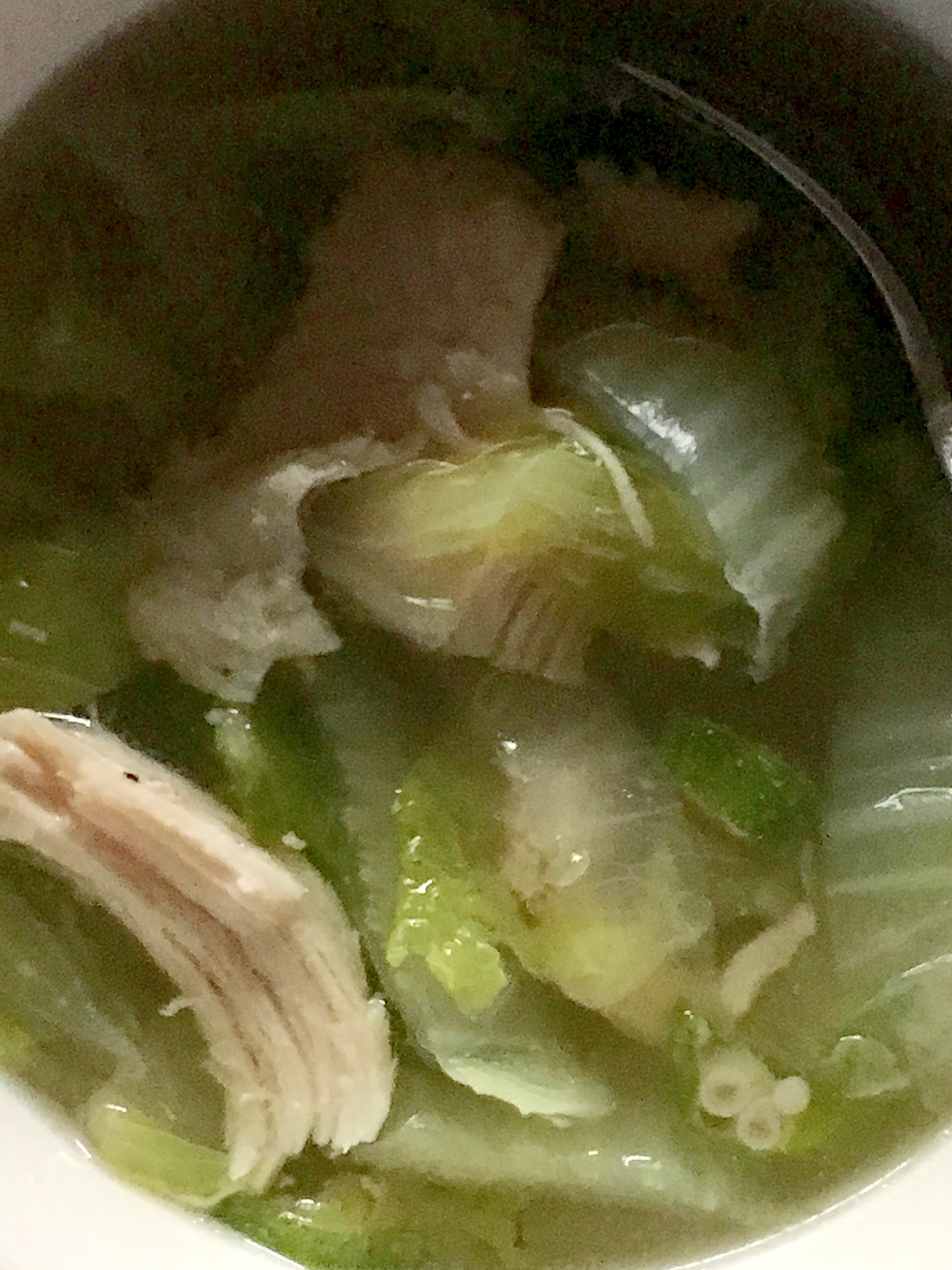 白菜、おくら、鶏むね肉のスープ
