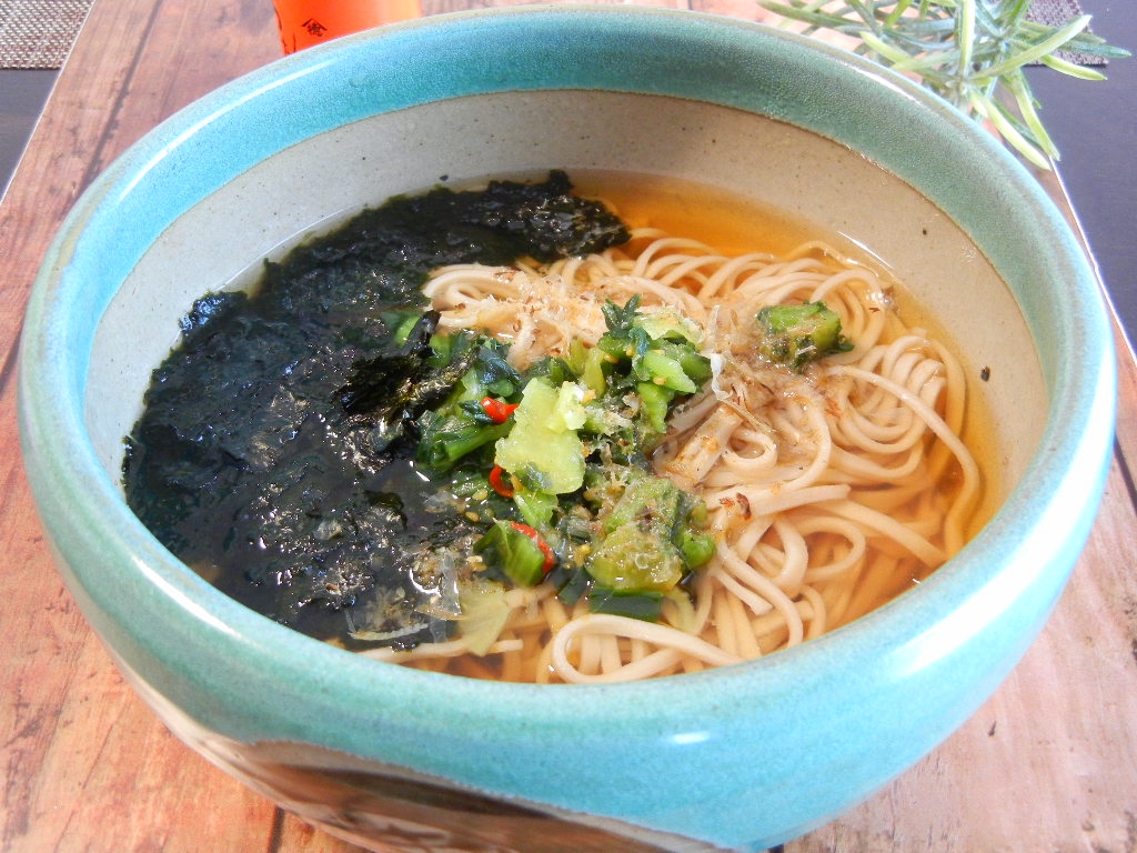 野沢菜と海苔とかつお節の冬のあったか蕎麦