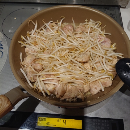 鶏ともやしの国産チーズバター炒め