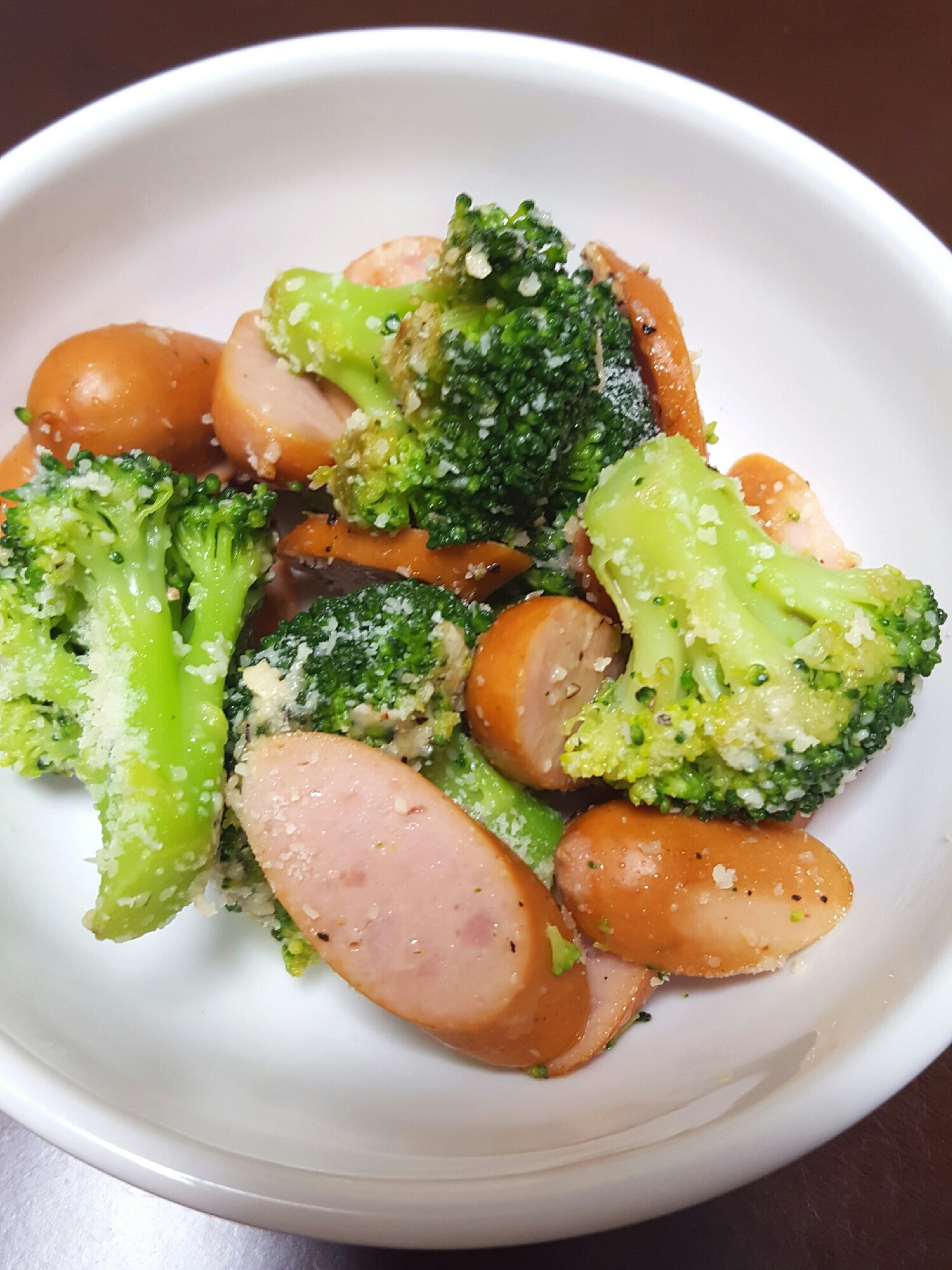 ブロッコリーとウインナーの粉チーズ炒め レシピ 作り方 By ピッ君0129 楽天レシピ