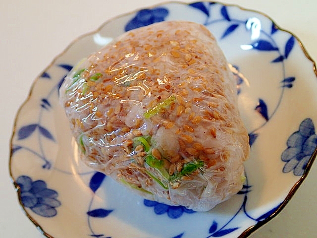 豆苗の金胡麻まぶしおにぎり