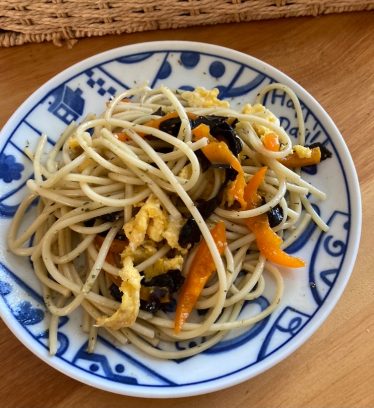 炒り卵とパプリカ、揉み海苔のパスタ