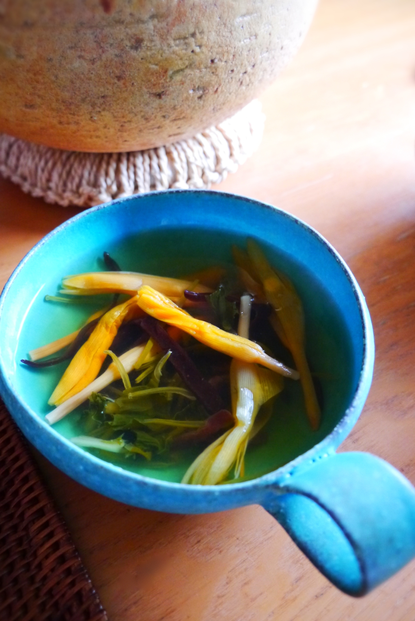 【簡単】梅昆布茶で金針菜とめかぶにきくらげのスープ