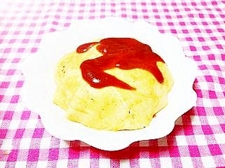 白い皿に盛られた干し大根の和風オムライス