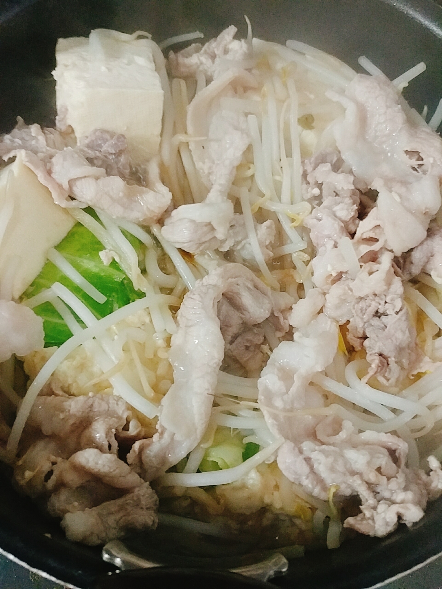 キャベツ　豚肉　豆腐　もやしの白だし鍋