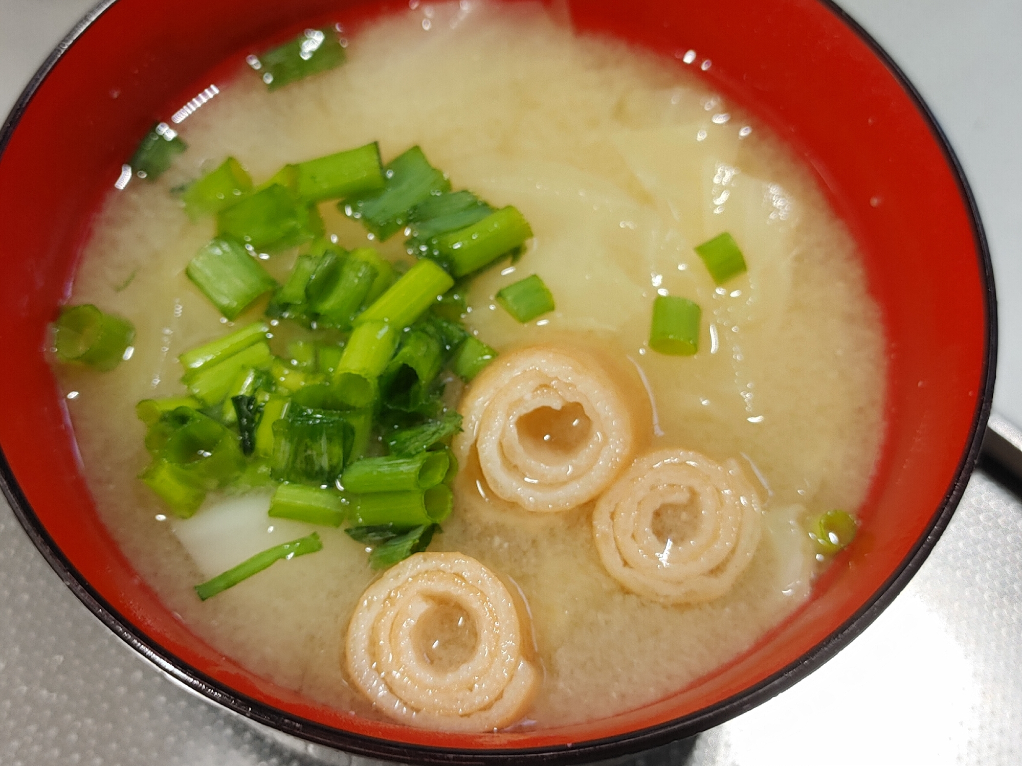 キャベツ,玉ねぎの味噌汁〜車麩乗せ