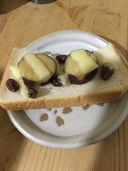 国産チーズでさつまいもレーズントースト