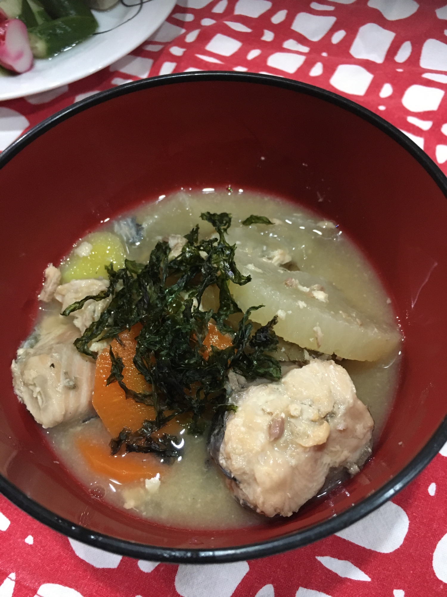鮭缶と根野菜の生姜入り味噌汁