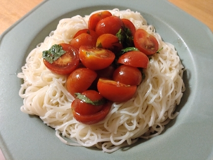 素麺で冷製パスタ、トマトと大葉の和風カッペリーニ