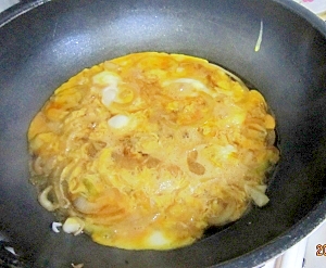 フライパンで油を使わず　ヘルシー卵焼き
