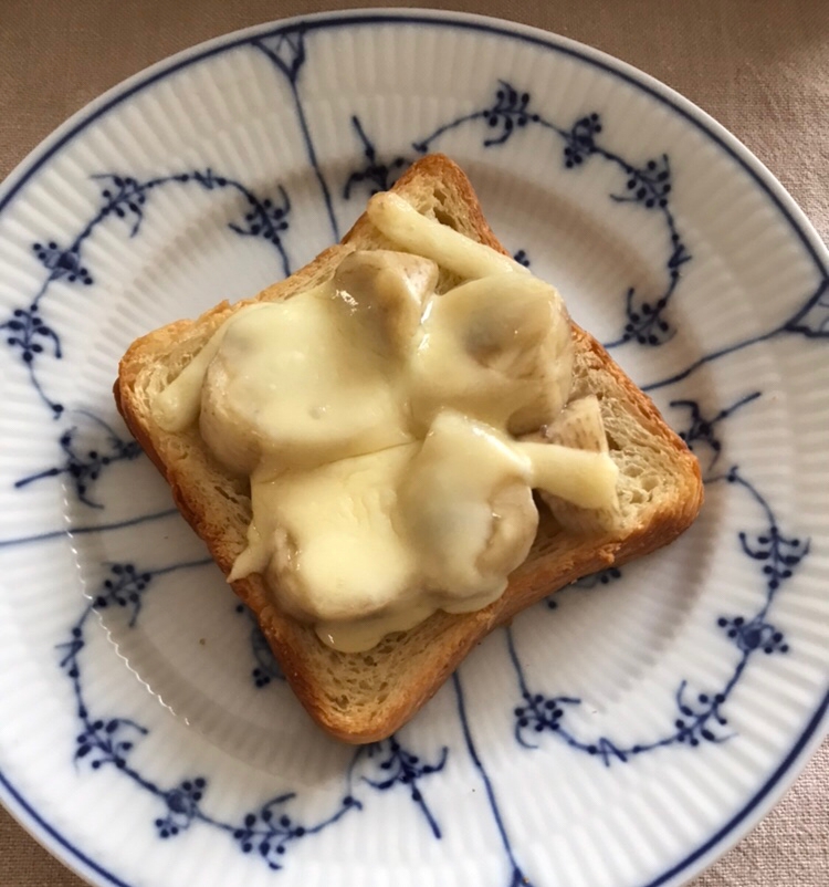 デニッシュ食パンで蜂蜜チーズバナナトースト
