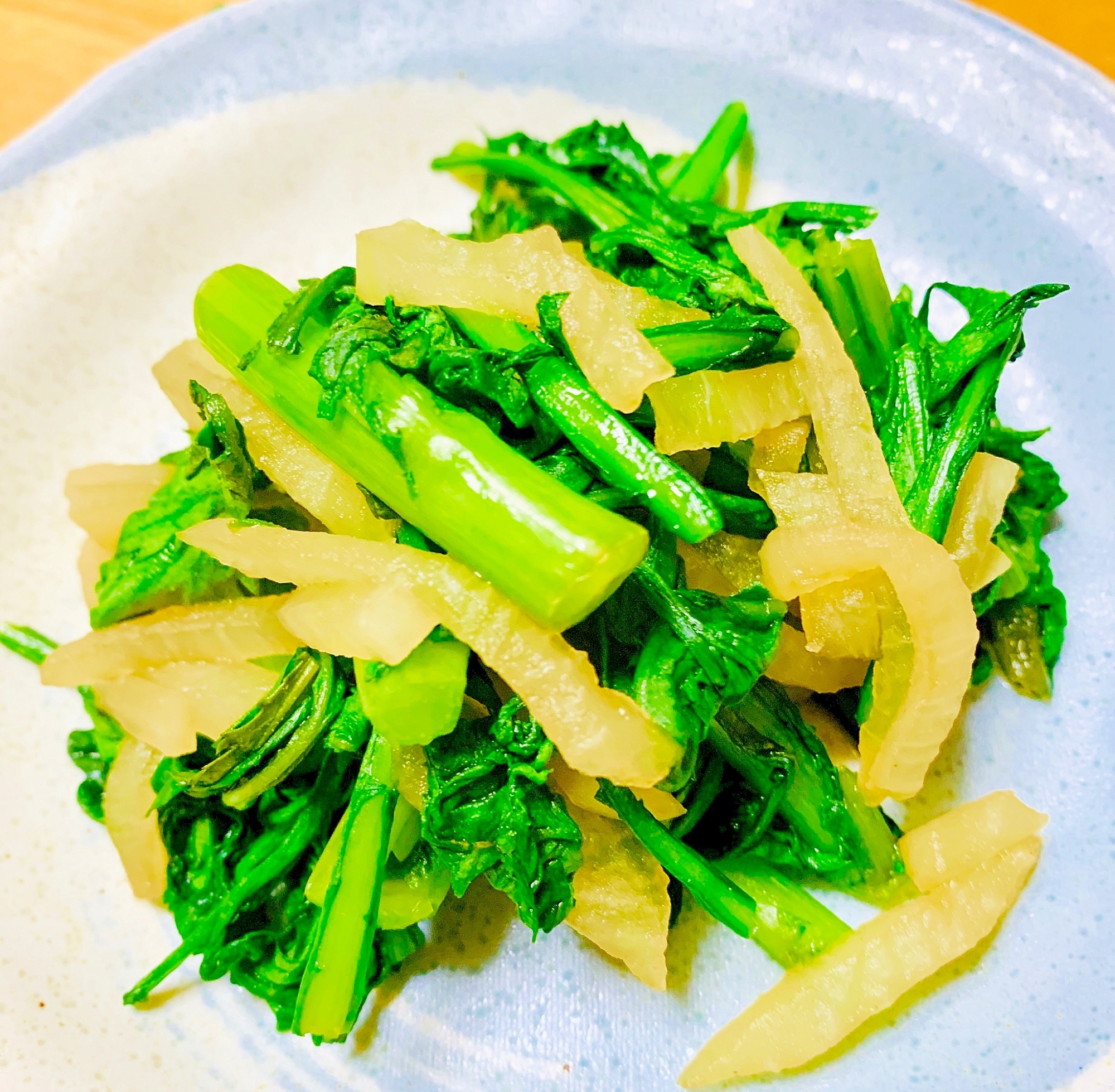 香りたかい☆春菊と大根の炒めもの