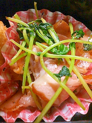 豆苗とベーコンの炒め物