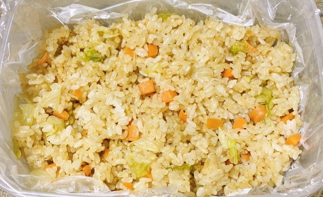 蜂蜜が隠し味★レタスと人参入りグリーンカレー炒飯