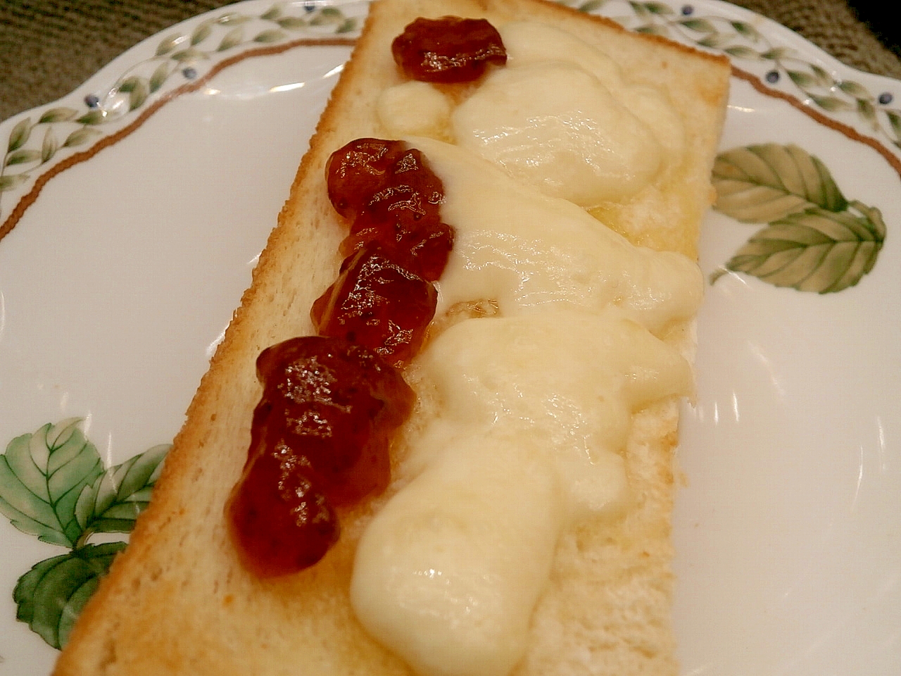 モッツァレラチーズとイチゴジャムのトースト