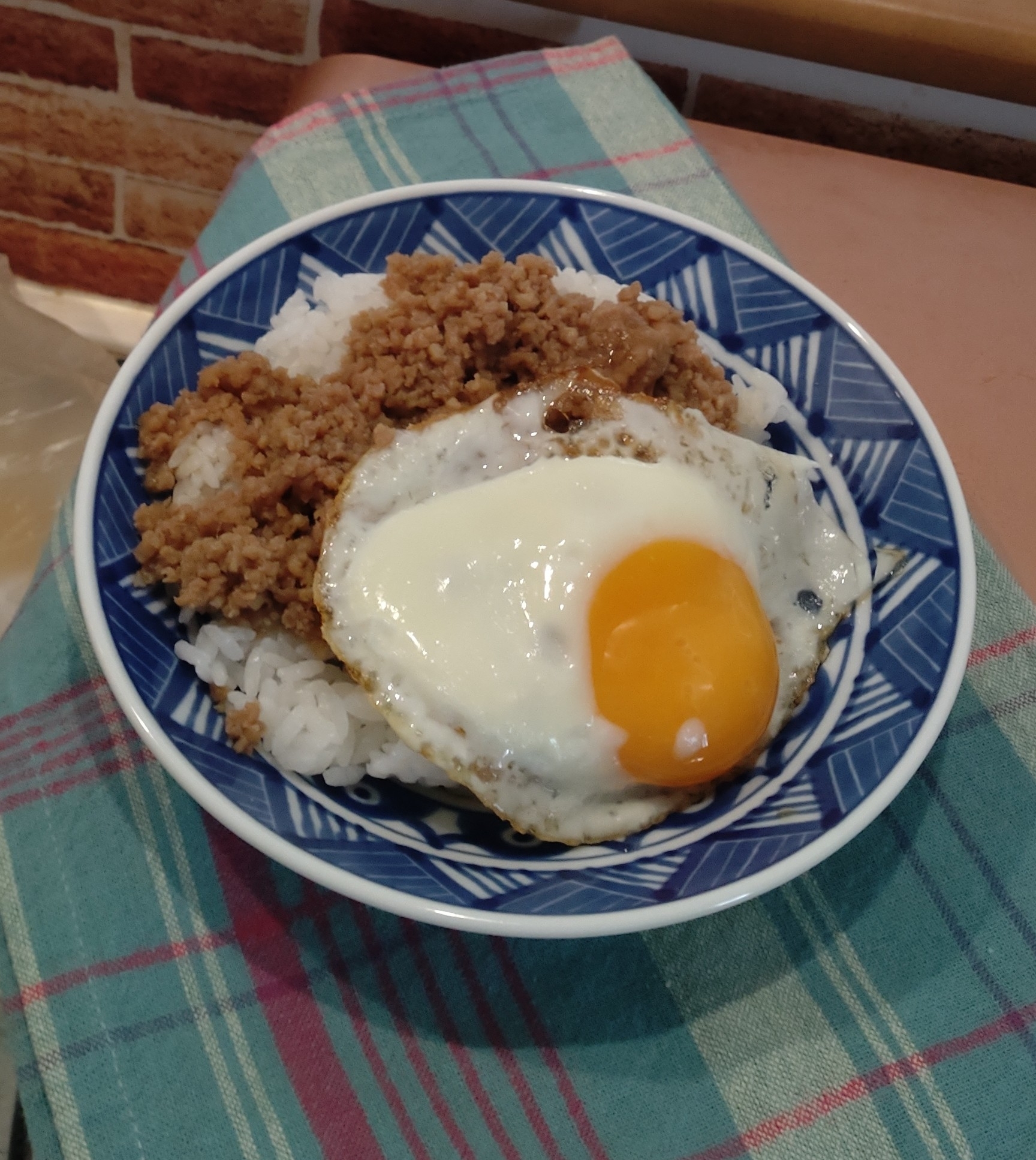 鶏そぼろと目玉焼きのごはん
