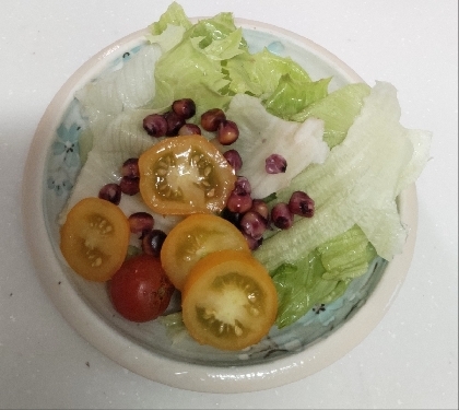 バターコーンのせた レタスきゅうりトマトサラダ