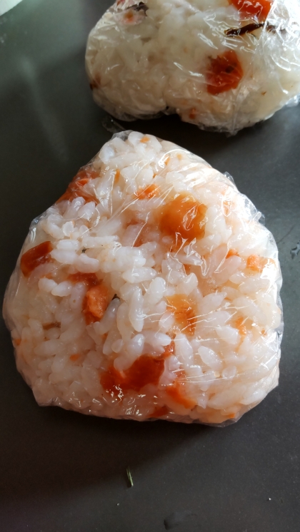 mimiさんこんにちは(*^-^)
おにぎりを２つ作りました。どこを食べても梅鮭風味でとても美味しかったです♡