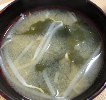 もやしとわかめの味噌汁