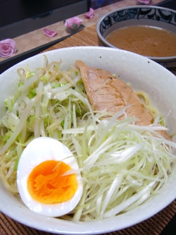 はじめまして♪梅雨入りで肌寒い日は
温かいつけ麺良いですね♪
白髪ネギたっぷりが味にアクセントになって美味しかったです♪
お腹もいっぱい♪